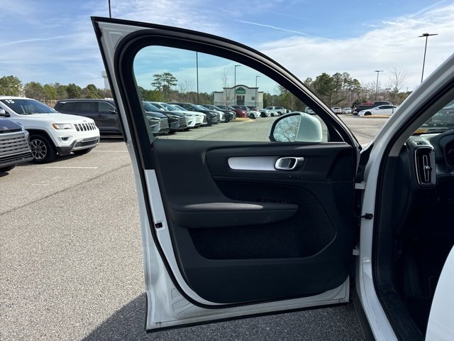 Used 2021 Volvo XC40 T5 Momentum w/ Premium Package image 7