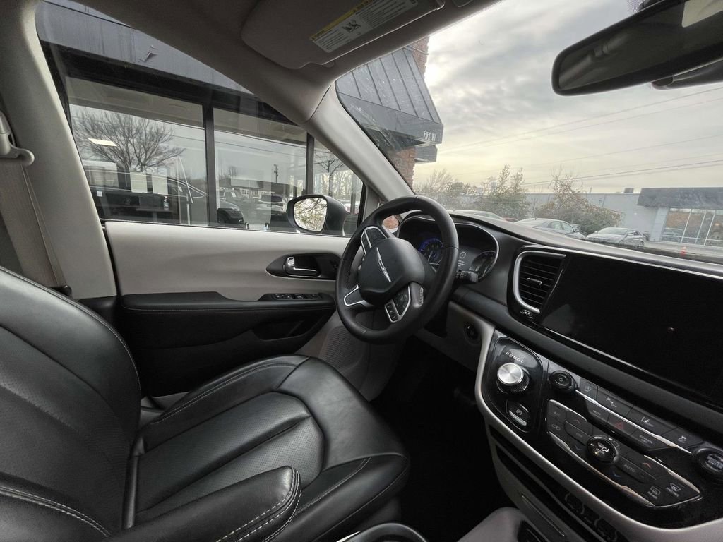 Used 2023 Chrysler Pacifica Touring-L image 17