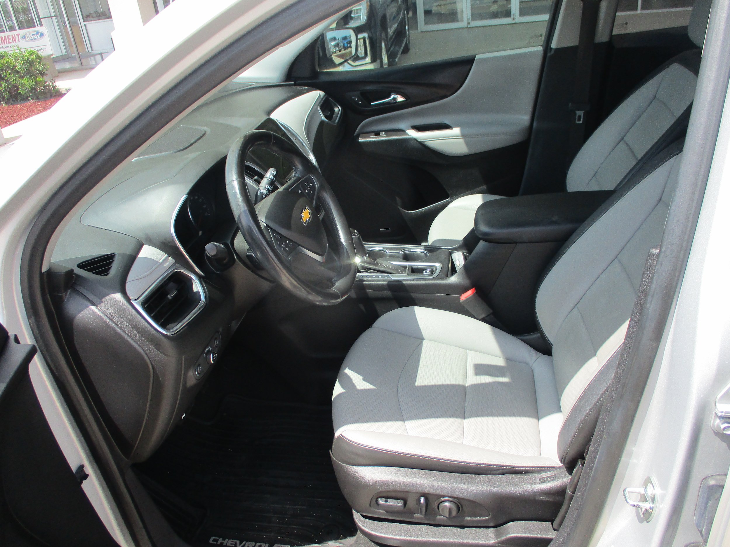 Used 2018 Chevrolet Equinox Premier FWD image 4