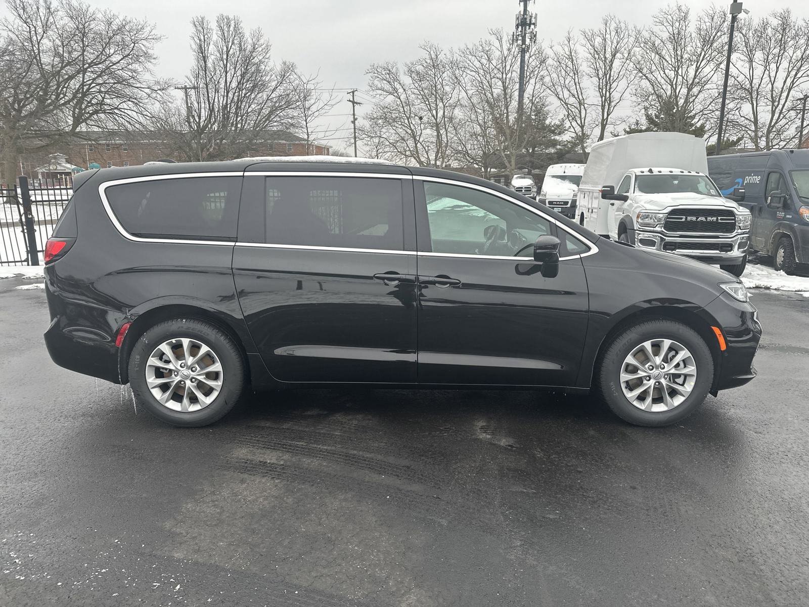 New 2025 Chrysler Pacifica Select image 11