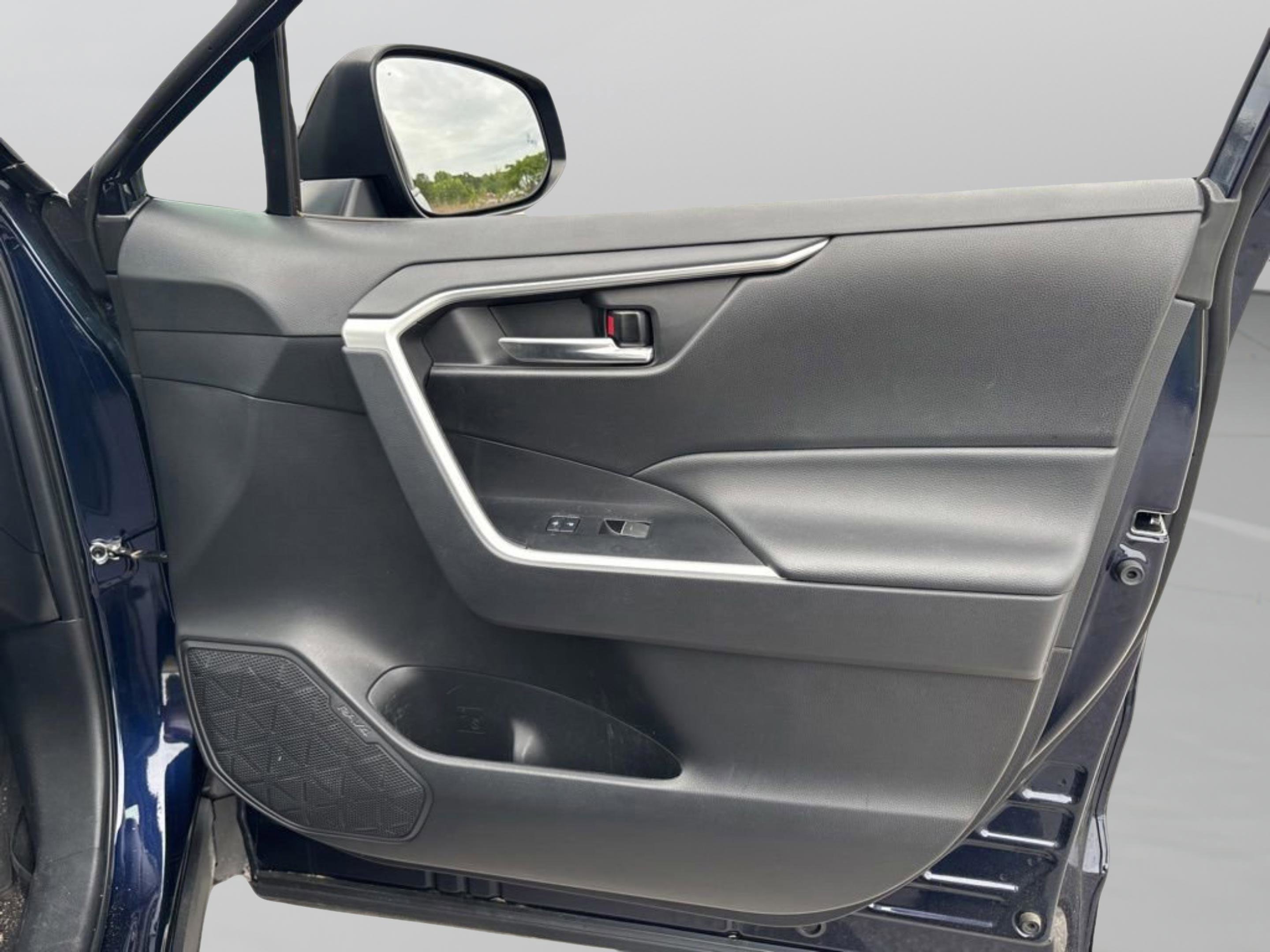 Certified 2022 Toyota RAV4 XLE FWD image 35