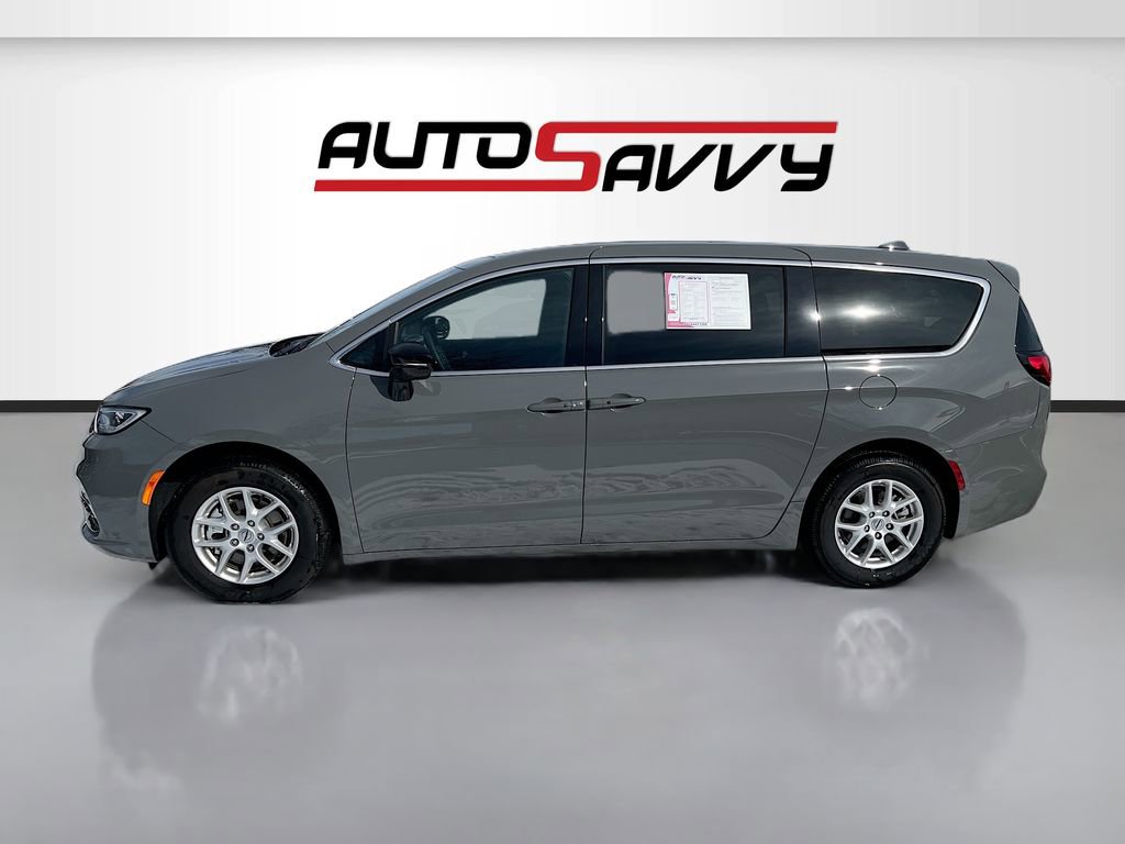 Used 2025 Chrysler Pacifica Select image 4
