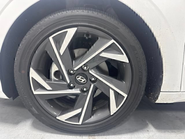 Certified 2025 Hyundai Elantra Limited FWD image 11