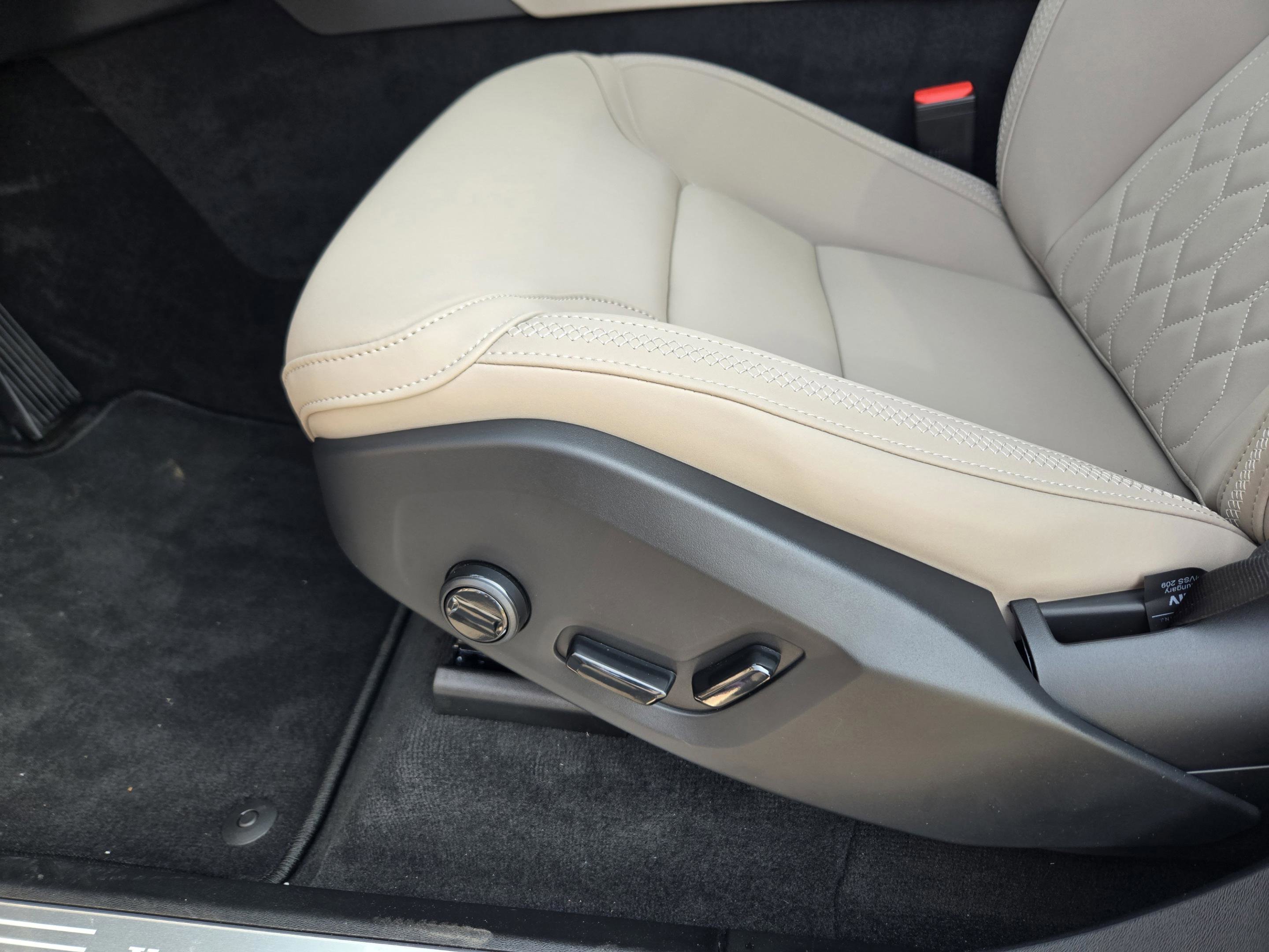 New 2026 Volvo XC90 B5 Core w/ Protection Package Premier image 21