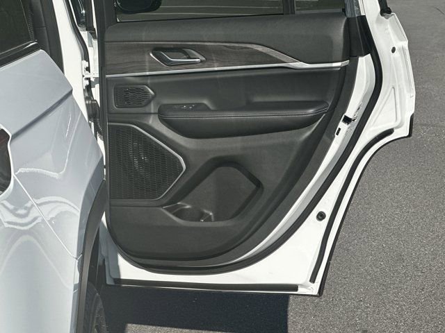 New 2025 Jeep Grand Cherokee Limited w/ Black Appearance Package image 16