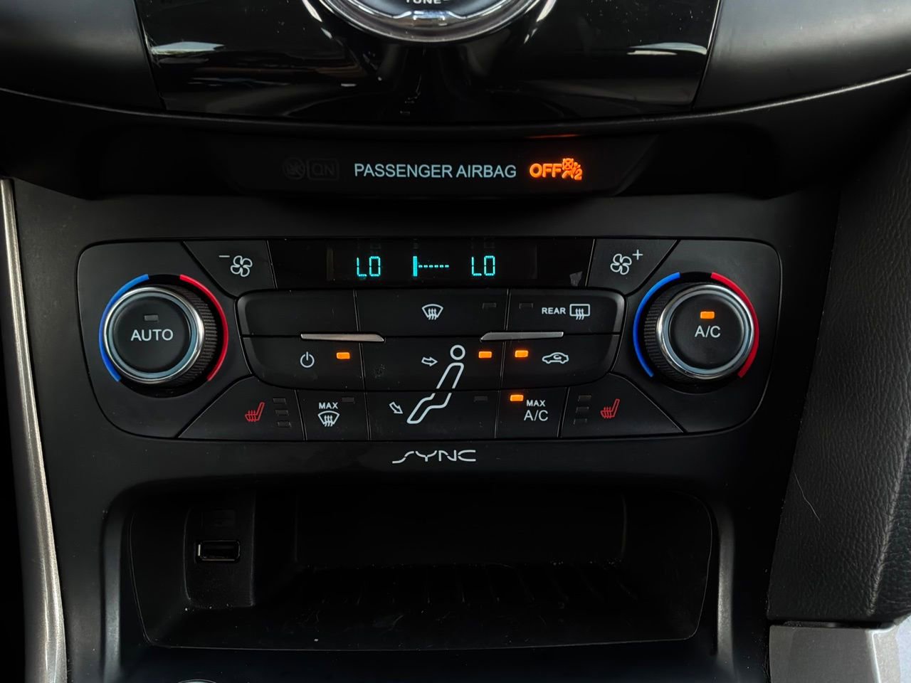Used 2016 Ford Focus Titanium FWD image 23