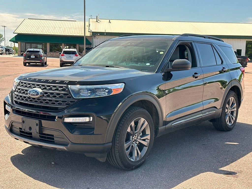 Used 2021 Ford Explorer XLT w/ Equipment Group 202A AWD/4WD image 4