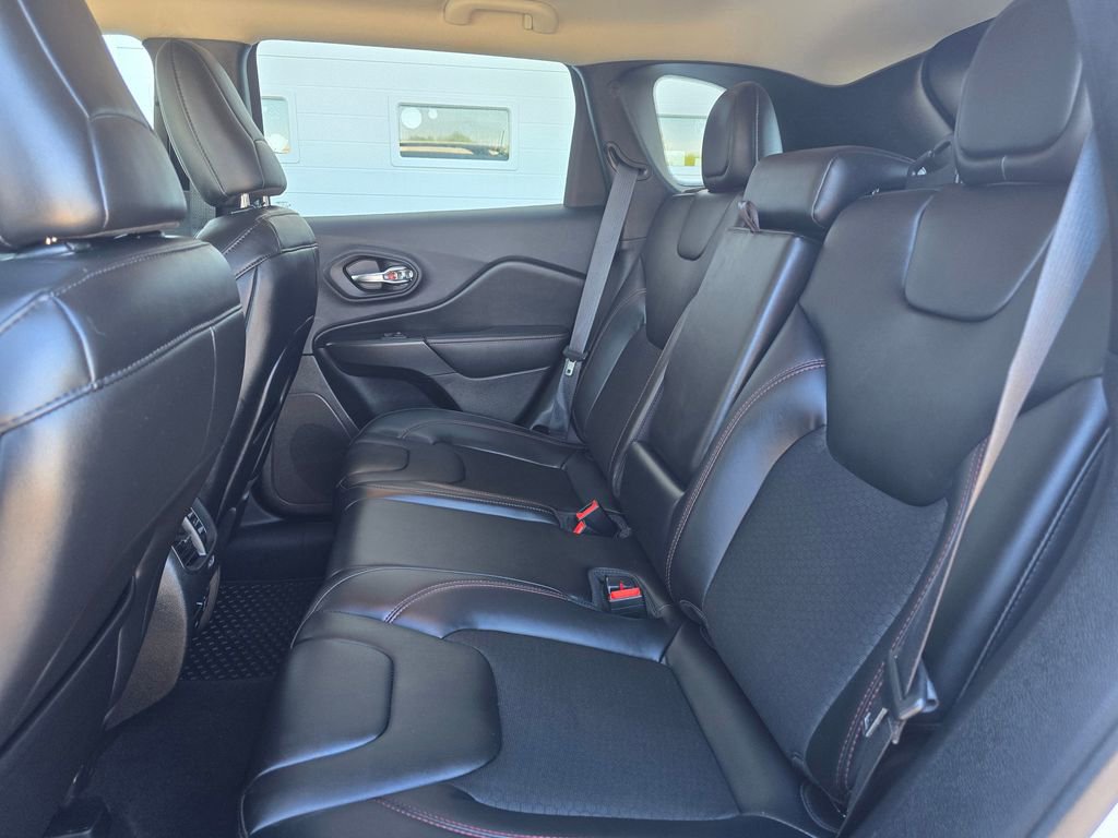 Used 2019 Jeep Cherokee Trailhawk w/ Cold Weather Group AWD/4WD image 12
