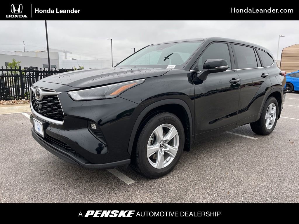 Used 2024 Toyota Highlander LE FWD image 1