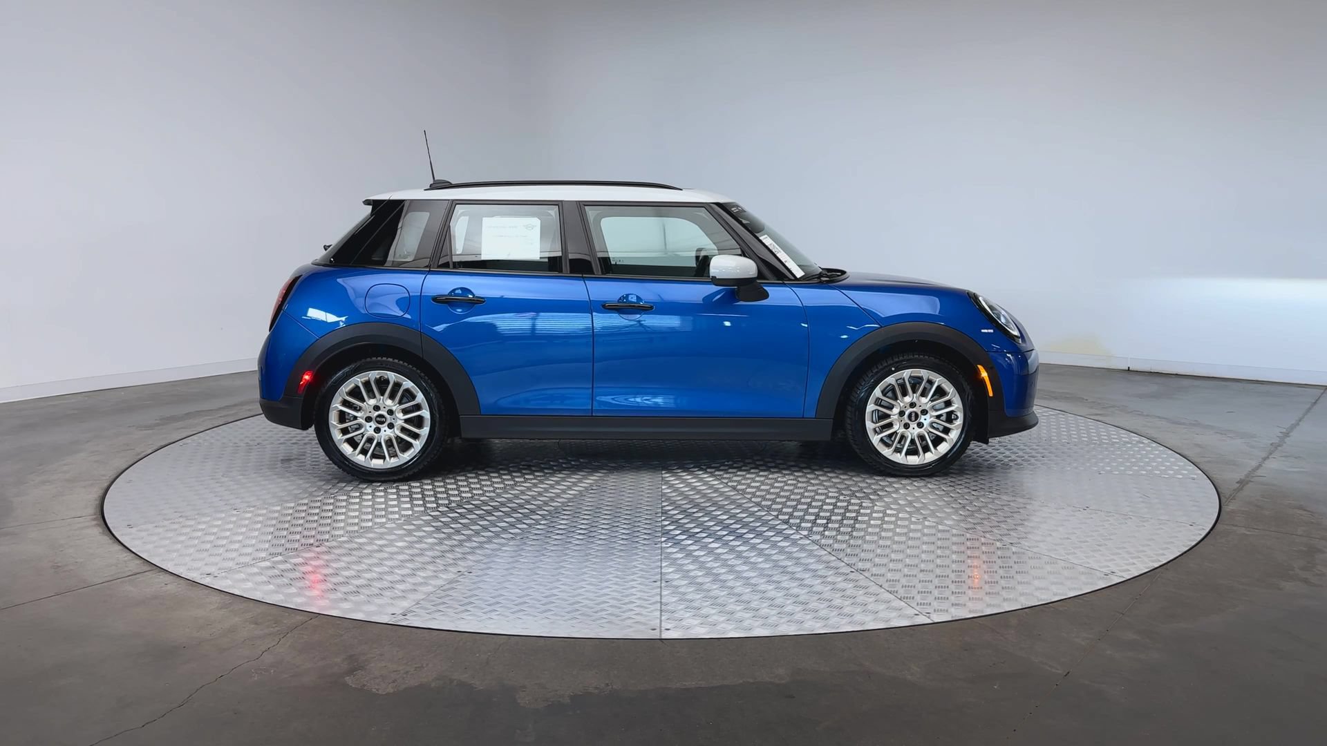 Used 2026 MINI Cooper 4-Door Hardtop FWD image 9