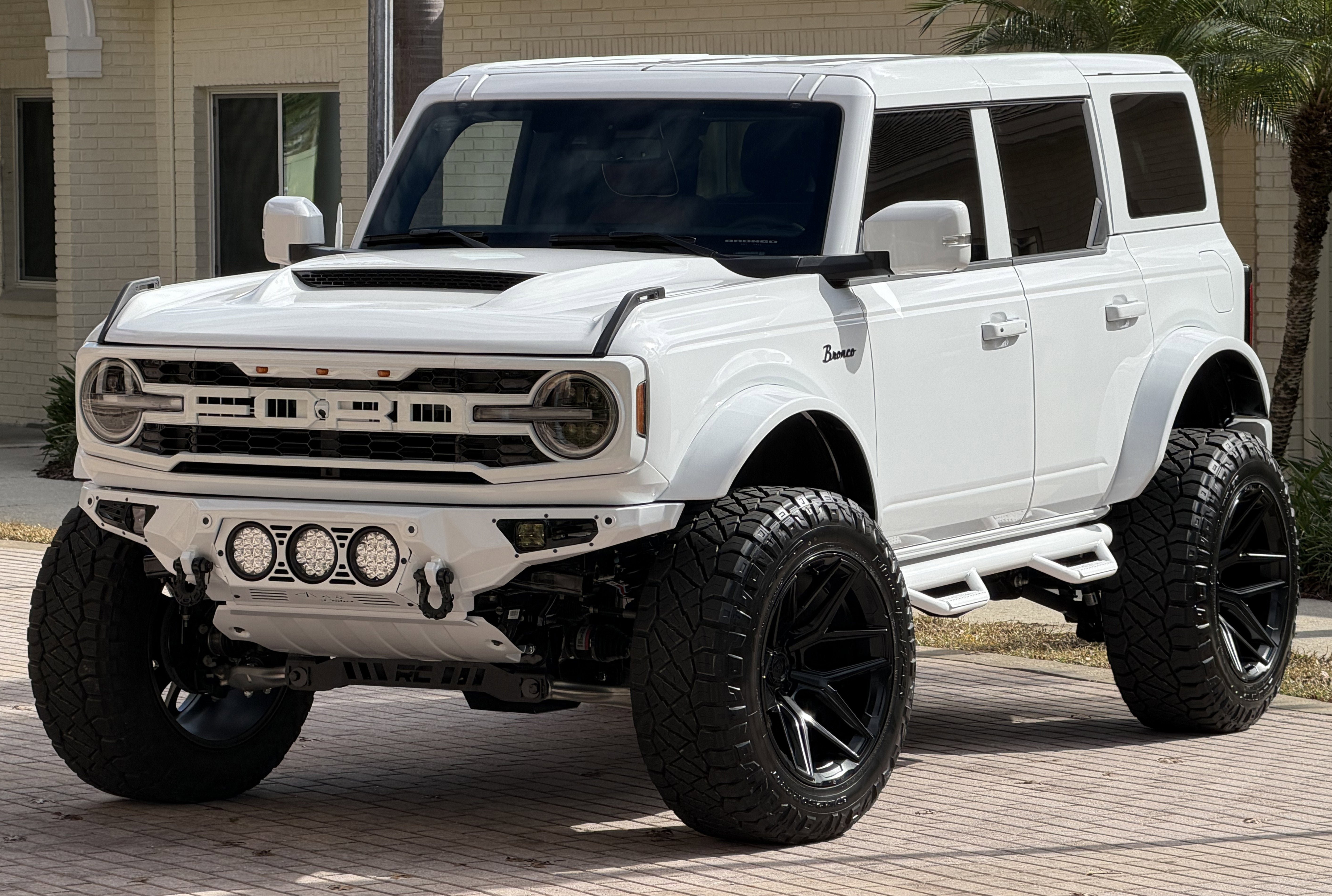 Used 2025 Ford Bronco Outer Banks AWD/4WD image 3