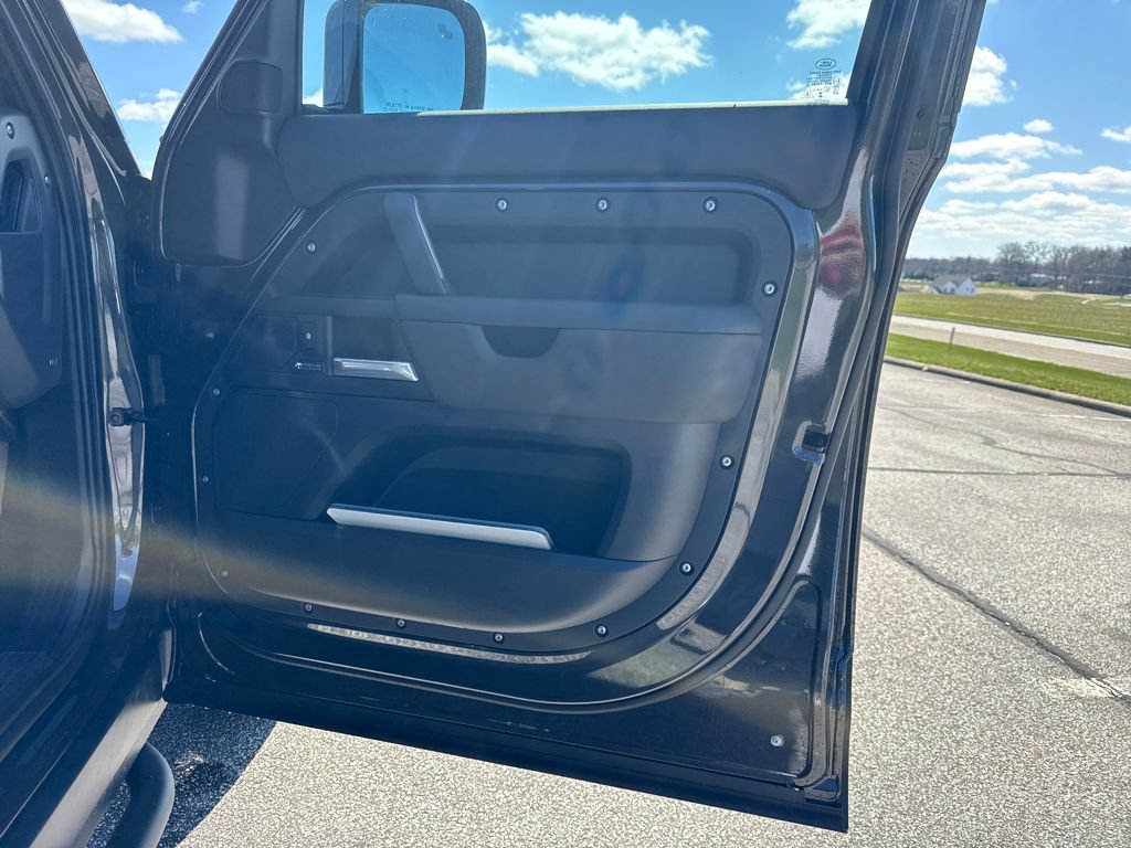 New 2026 Land Rover Defender 130 X-Dynamic SE AWD/4WD image 14