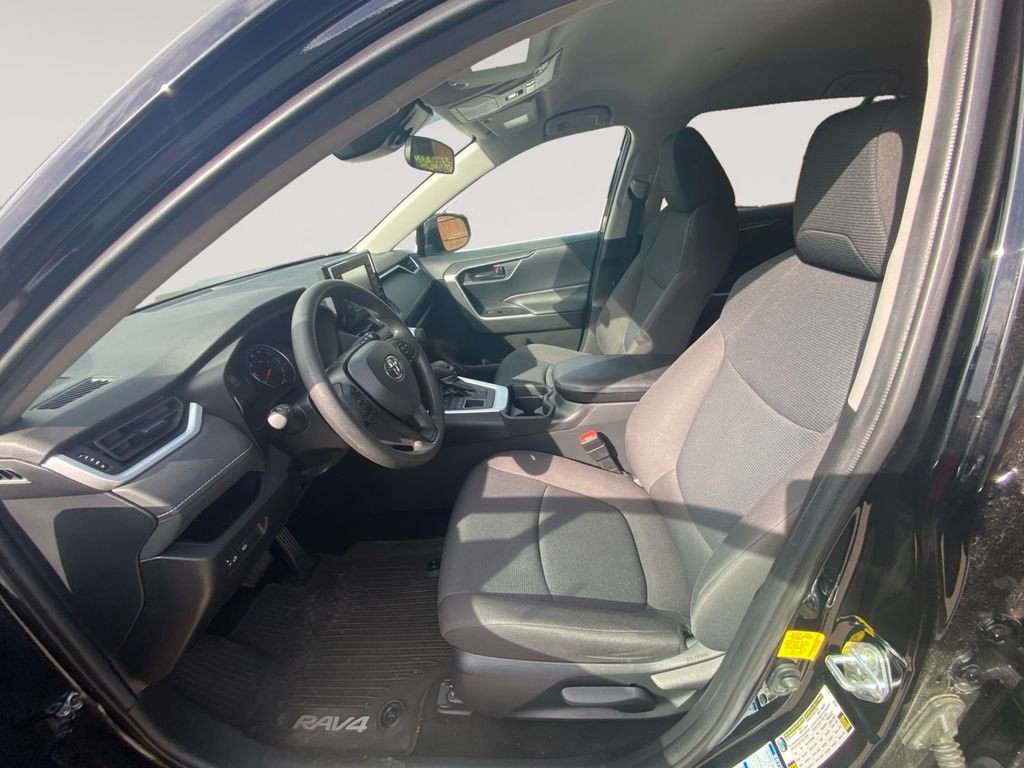 Used 2021 Toyota RAV4 LE image 4