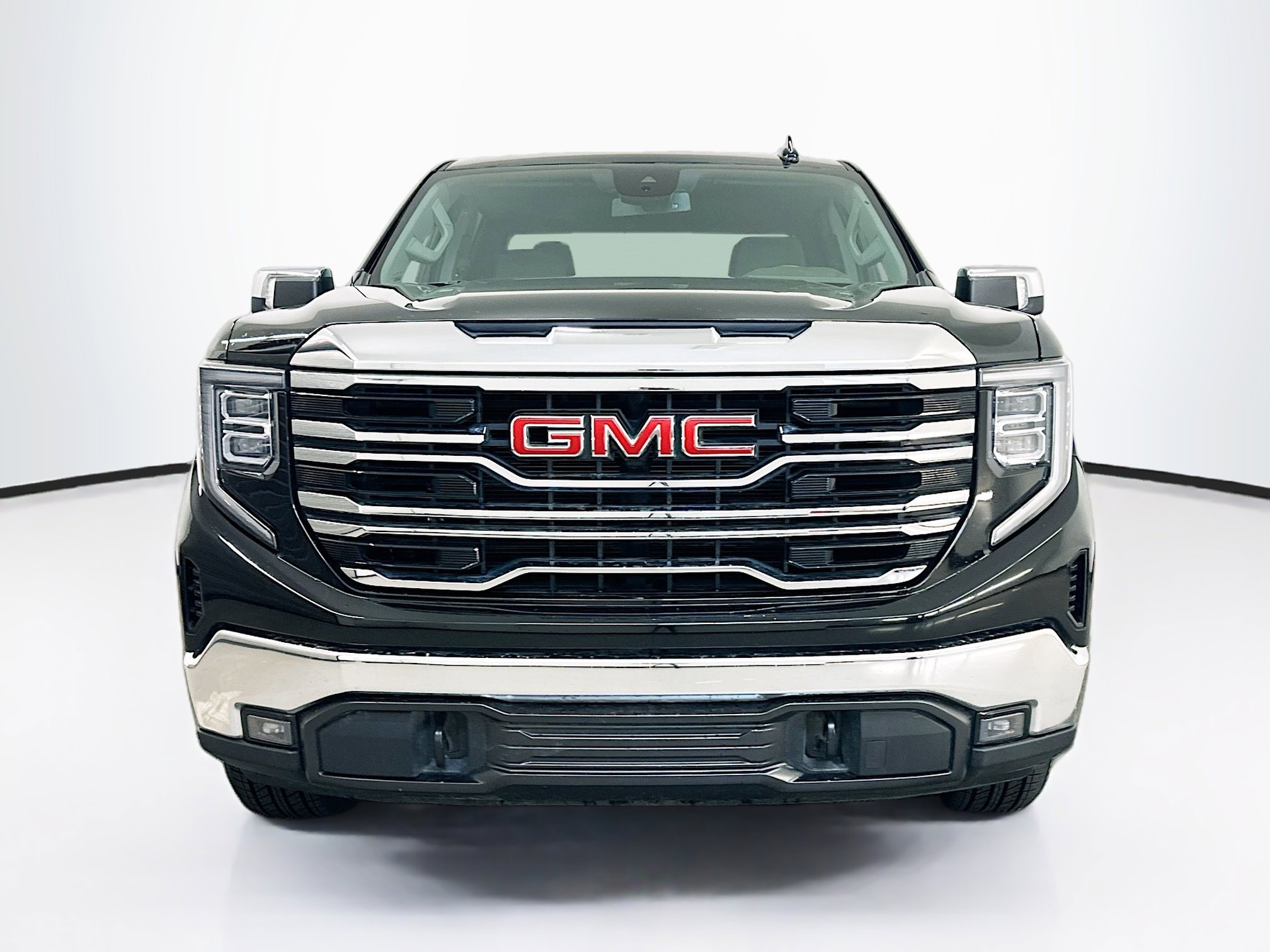 Used 2025 GMC Sierra 1500 SLT image 2