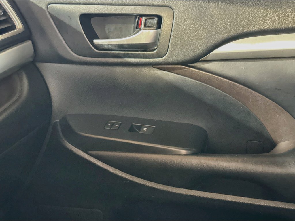 Used 2019 Toyota Highlander XLE FWD image 22