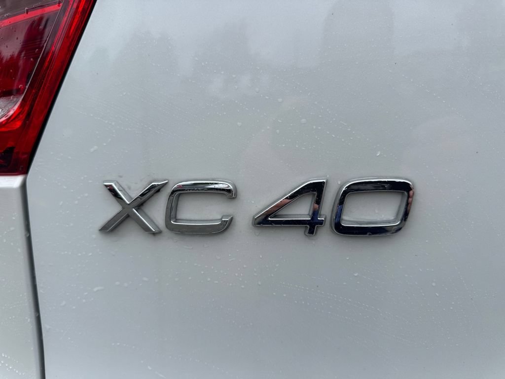 Used 2025 Volvo XC40 B5 Plus AWD/4WD image 10