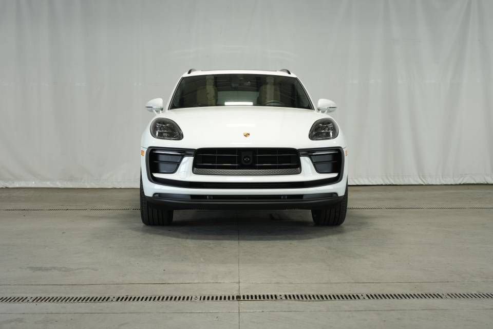 Certified 2025 Porsche Macan AWD/4WD image 10