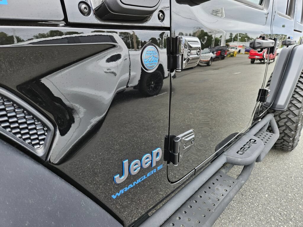 Used 2023 Jeep Wrangler Unlimited Rubicon 4xe w/ Steel Bumper Group AWD/4WD image 11