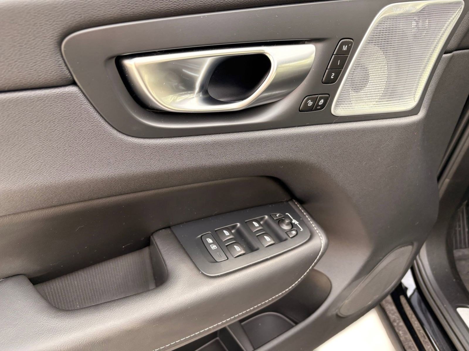 Certified 2024 Volvo XC60 T8 Ultimate w/ Protection Package Premier image 13