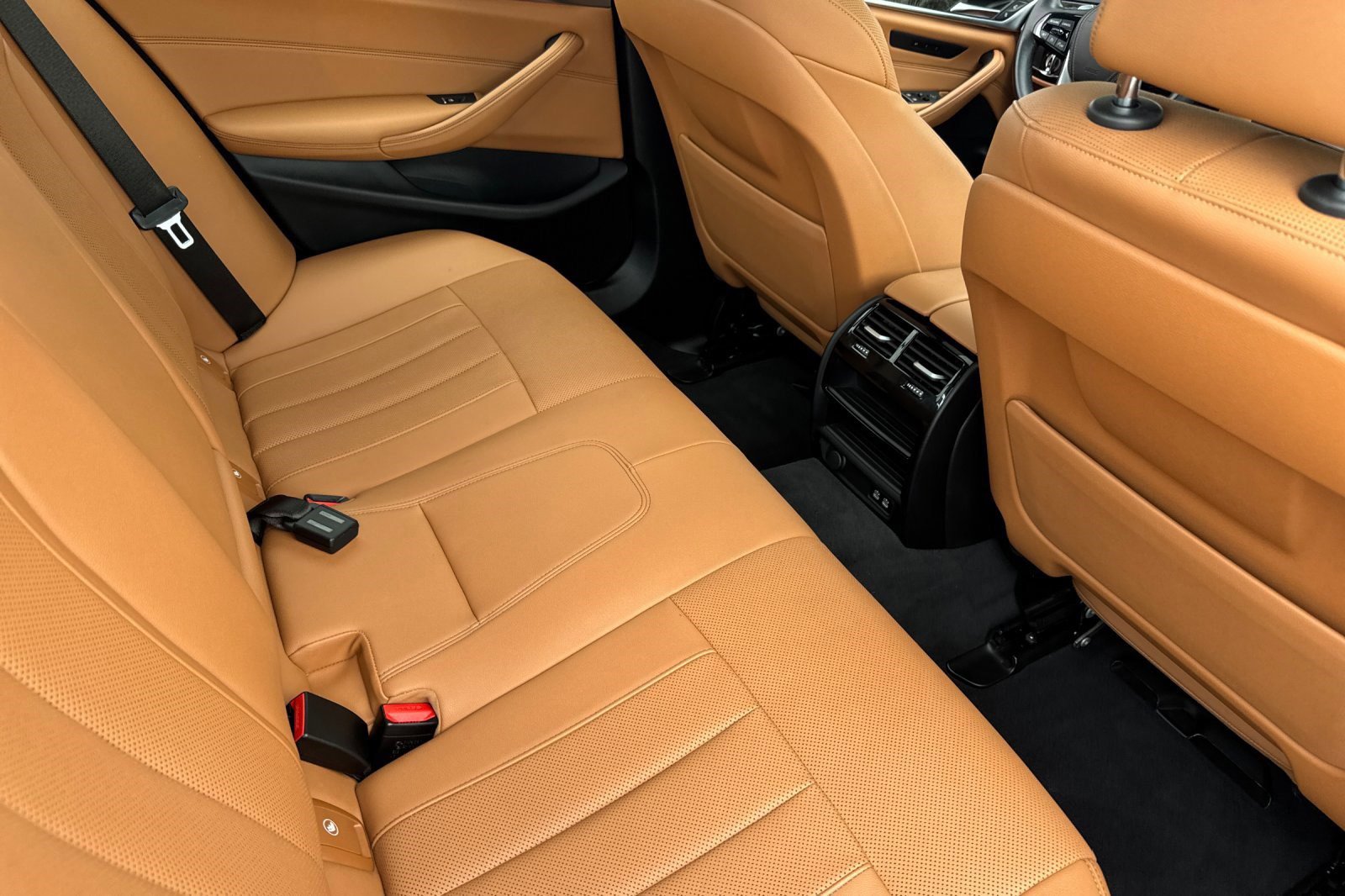 Used 2023 BMW 530e w/ Convenience Package image 30