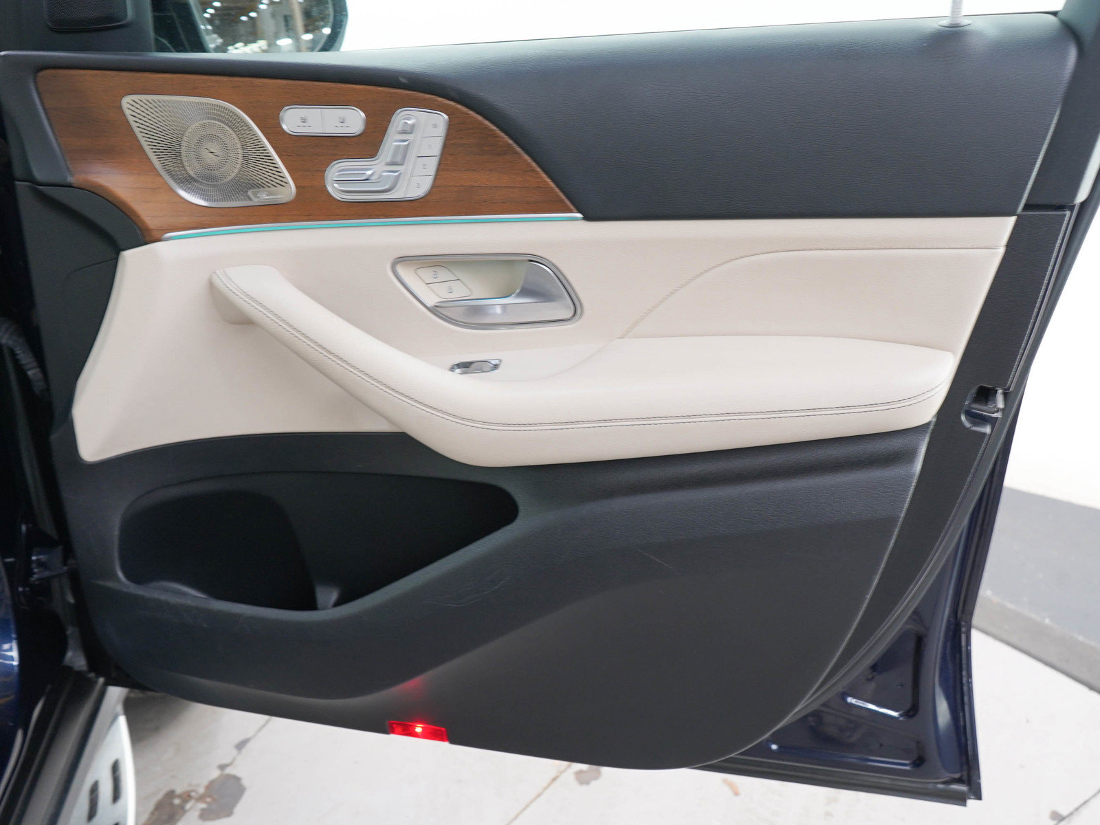Used 2022 Mercedes-Benz GLS 450 4MATIC image 9