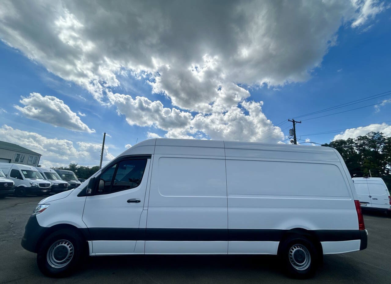 Used 2021 Mercedes-Benz Sprinter 2500 image 2