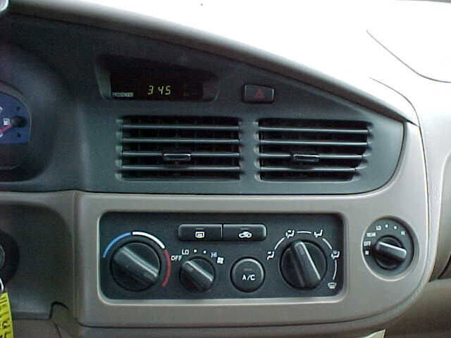 Used 2002 Toyota Sienna LE w/ Symphony Pkg FWD image 18