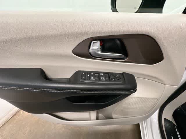 Used 2022 Chrysler Voyager LX FWD image 18