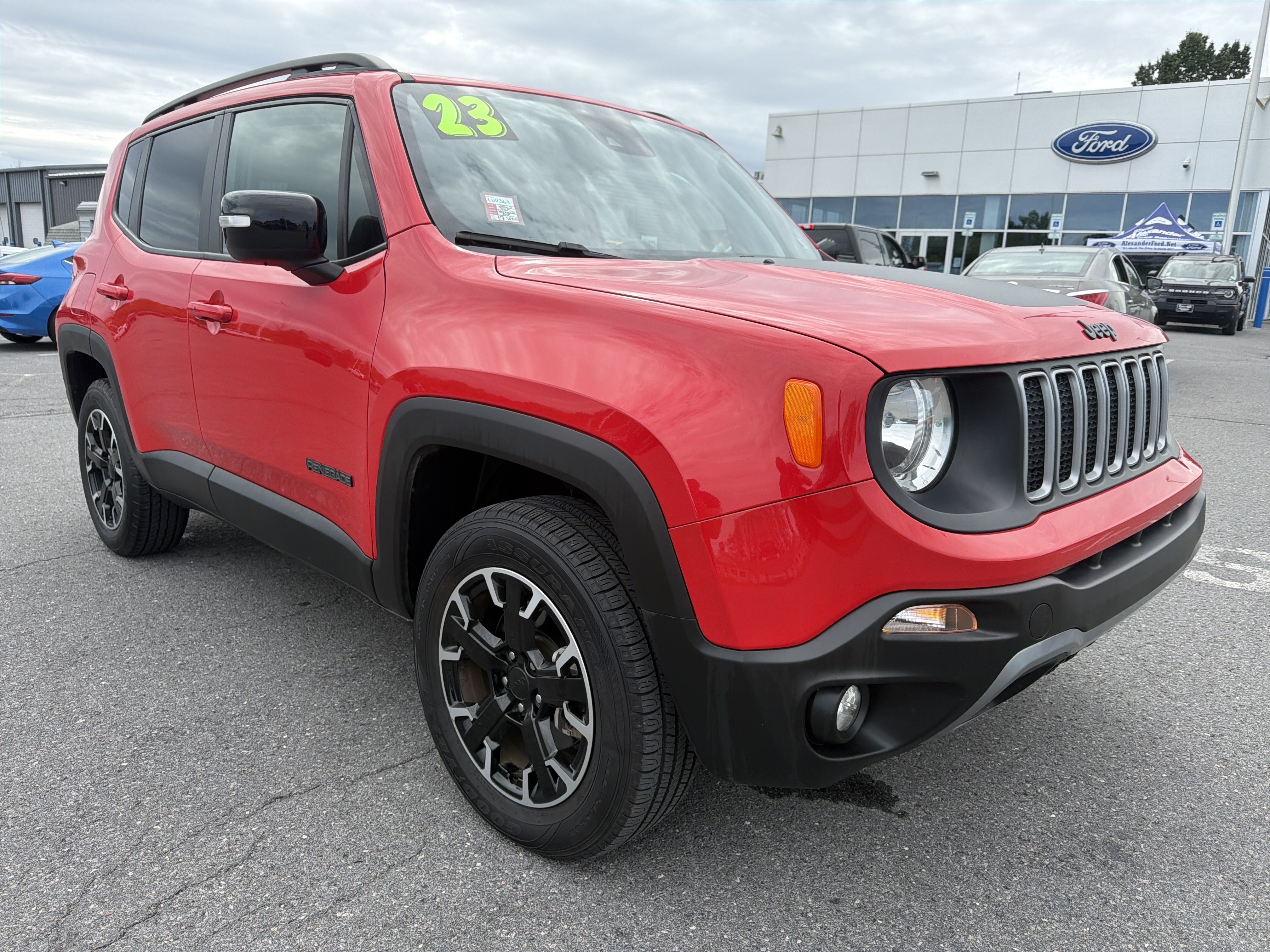 Used 2023 Jeep Renegade Latitude AWD/4WD image 1
