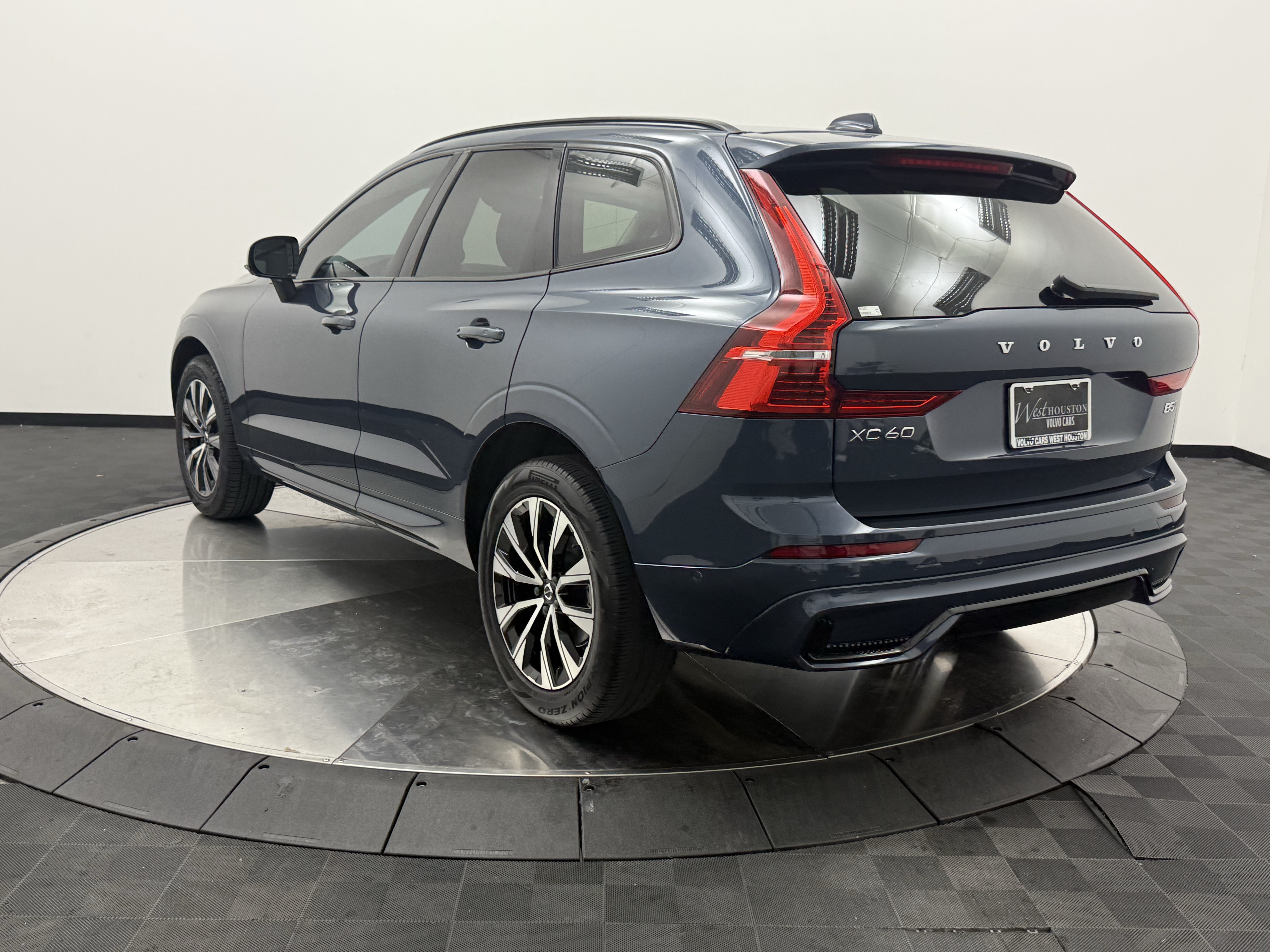 Used 2024 Volvo XC60 B5 Plus w/ Climate Package AWD/4WD image 5
