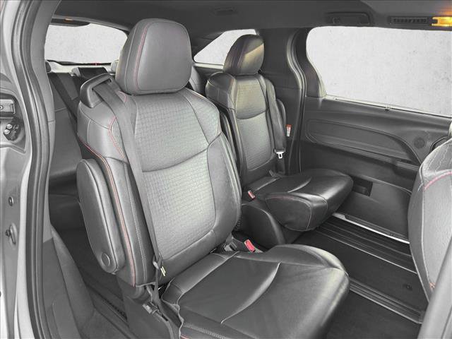 Used 2022 Toyota Sienna XSE w/ XSE Plus Package image 18