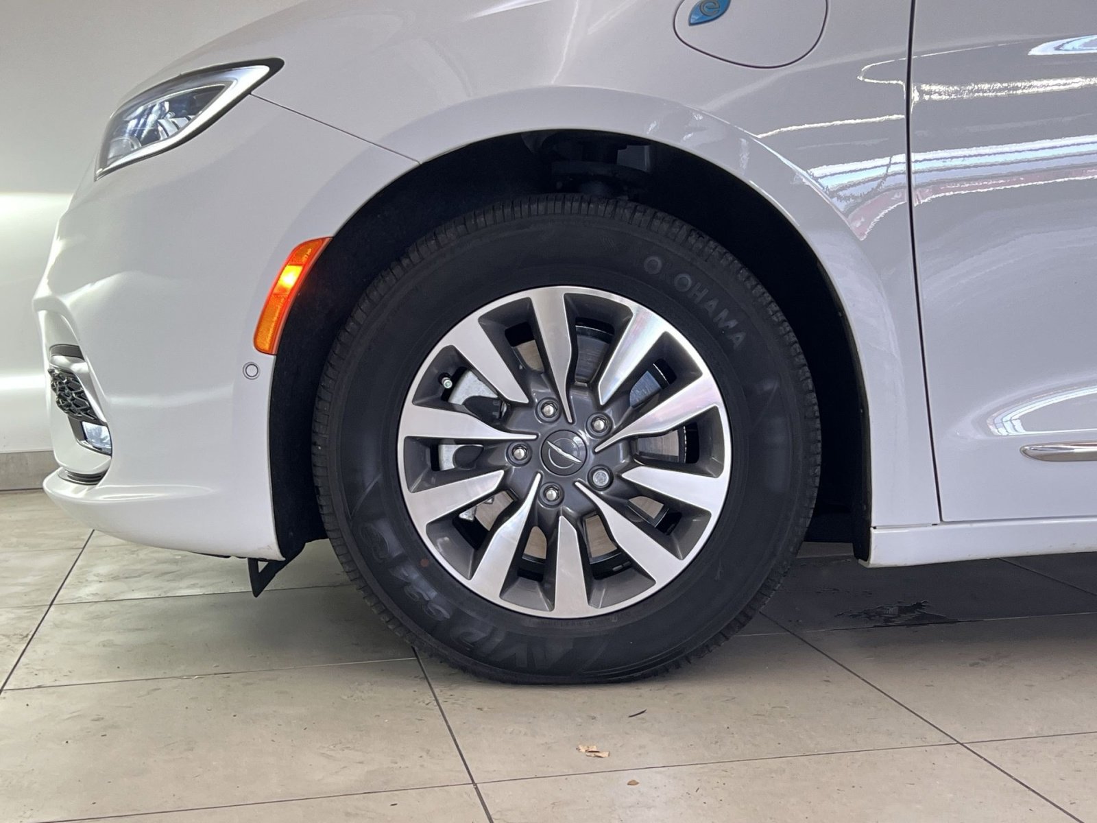 Used 2023 Chrysler Pacifica Limited image 10