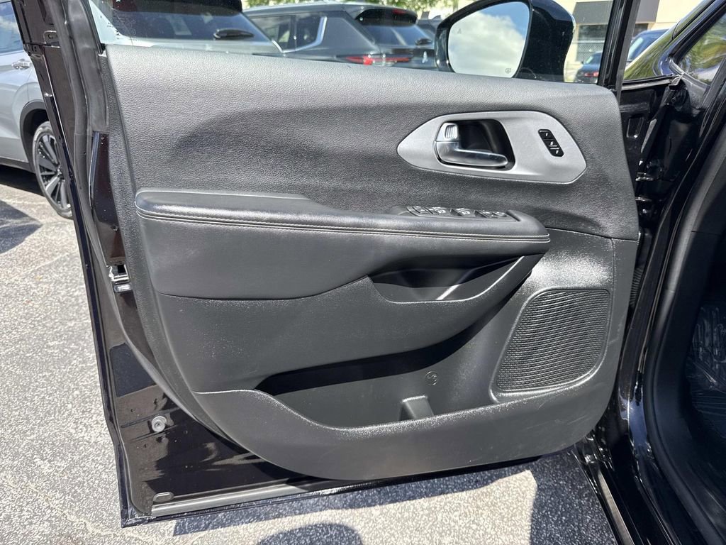 Used 2025 Chrysler Pacifica Limited image 18