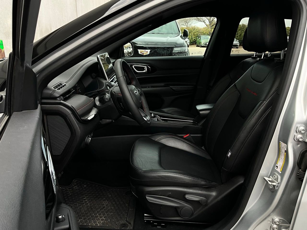 Used 2025 Jeep Compass Trailhawk AWD/4WD image 10