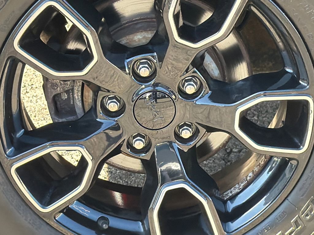 Used 2017 Jeep Wrangler Unlimited Sahara image 3