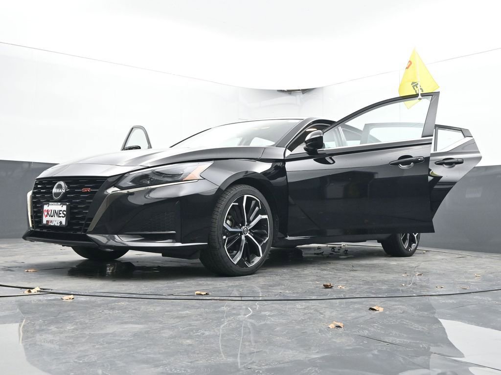 Used 2024 Nissan Altima 2.5 SR FWD image 71