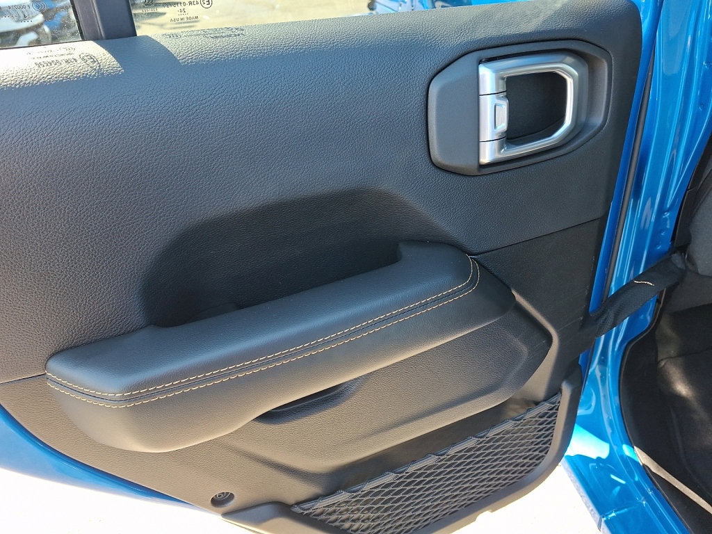 Used 2025 Jeep Wrangler Sahara image 19