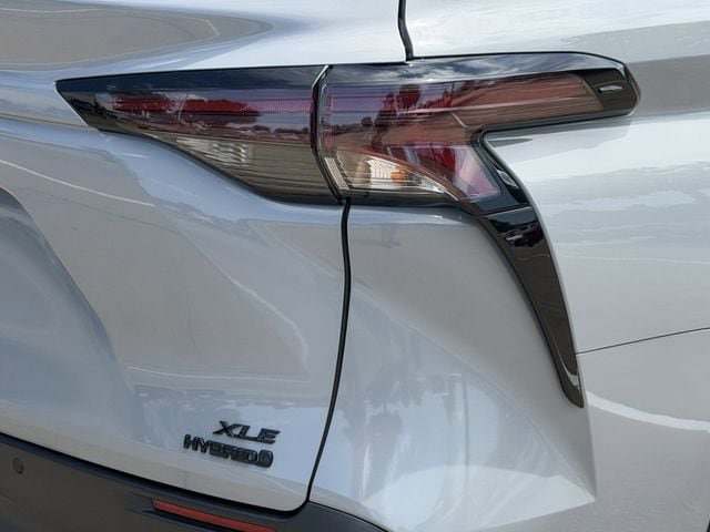 Certified 2024 Toyota Sienna XLE Woodland Edition AWD/4WD image 7