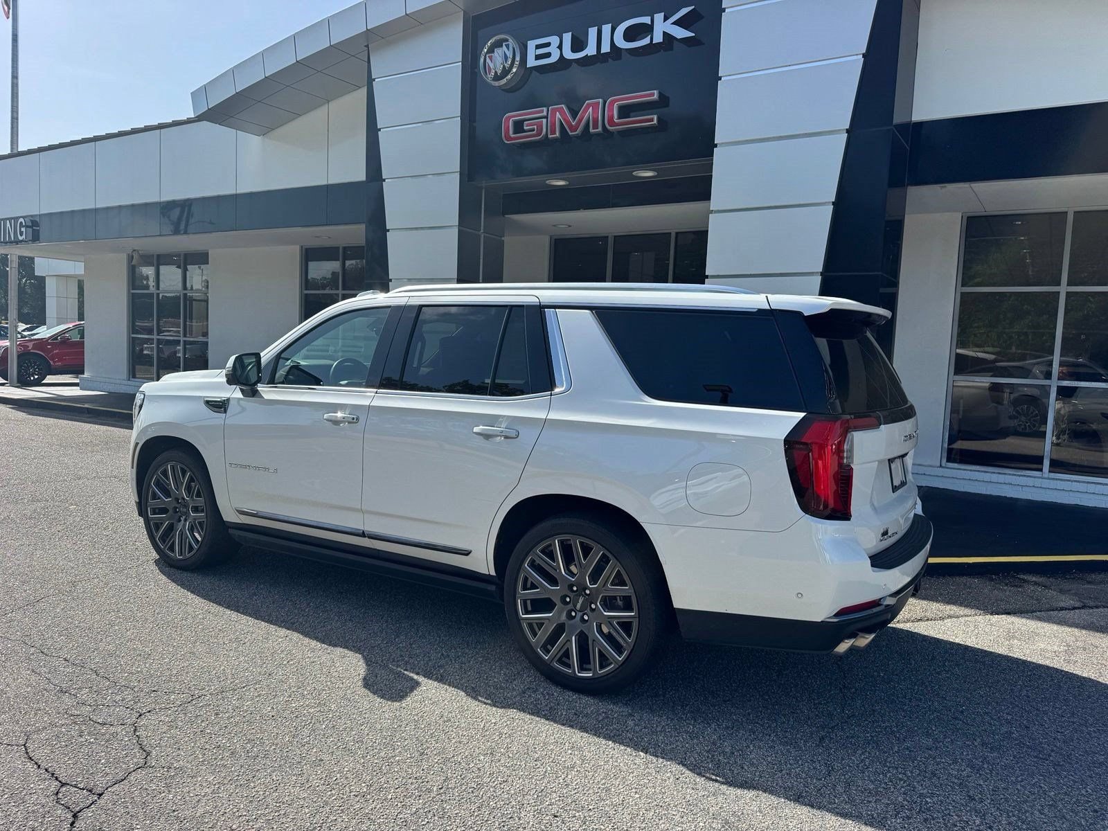 Certified 2025 GMC Yukon Denali Ultimate AWD/4WD image 4