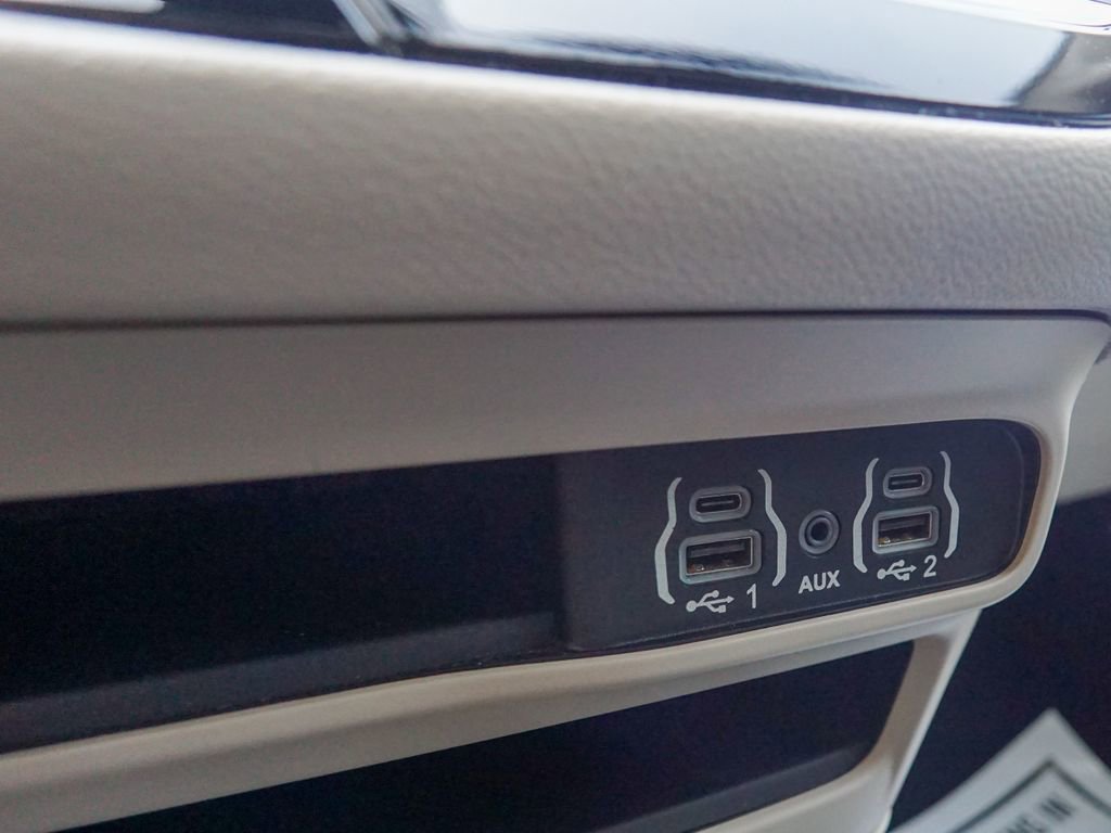 Used 2023 Chrysler Pacifica Touring-L FWD image 31