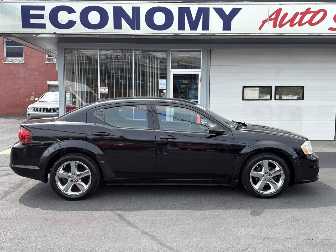 Used 2012 Dodge Avenger SE FWD image 2