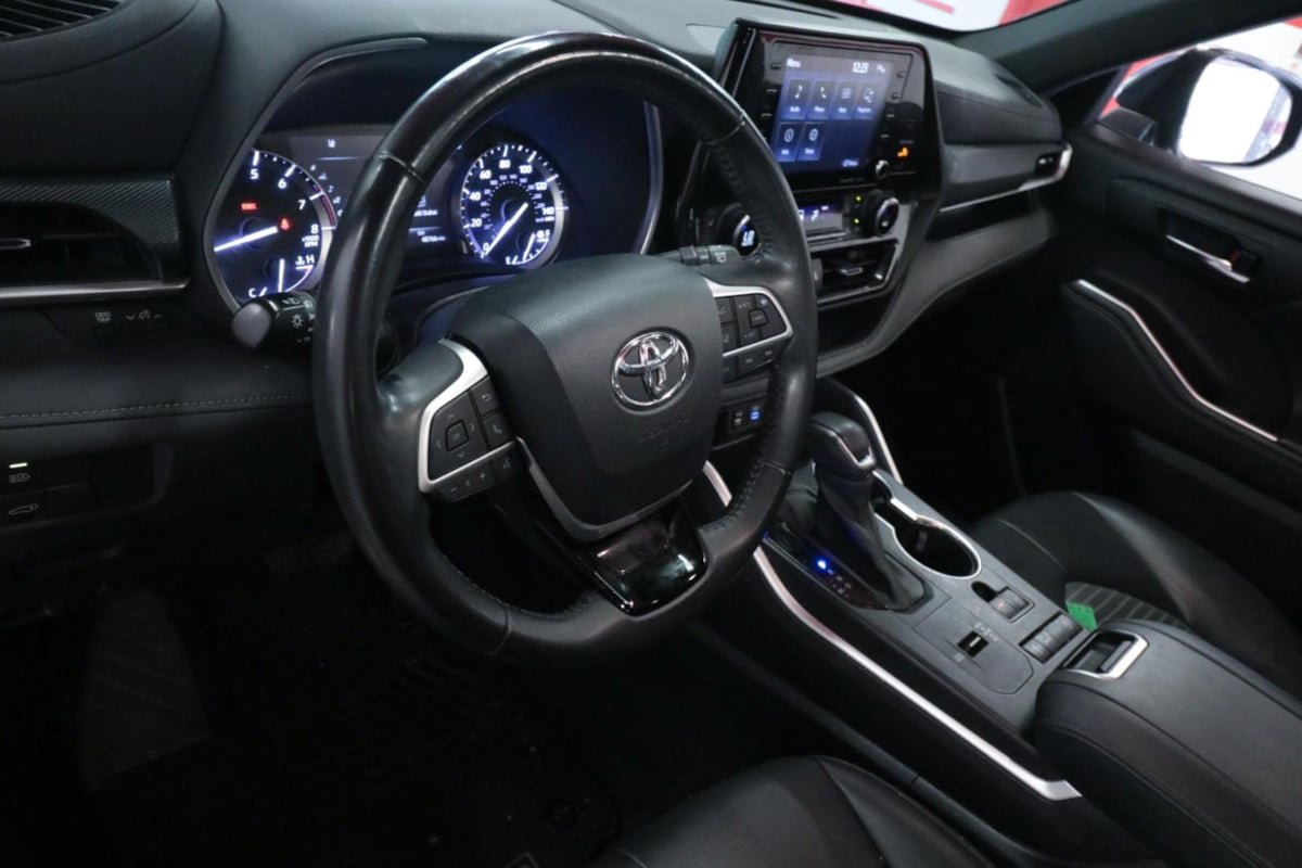 Used 2022 Toyota Highlander XSE FWD image 11