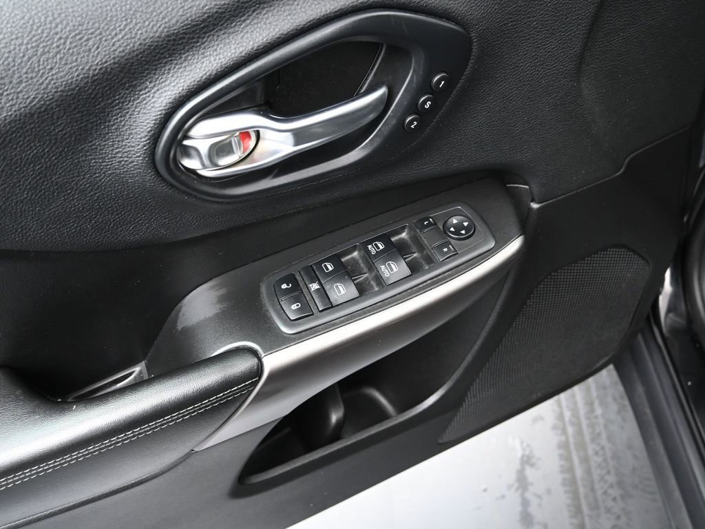 Used 2019 Jeep Cherokee Limited image 17