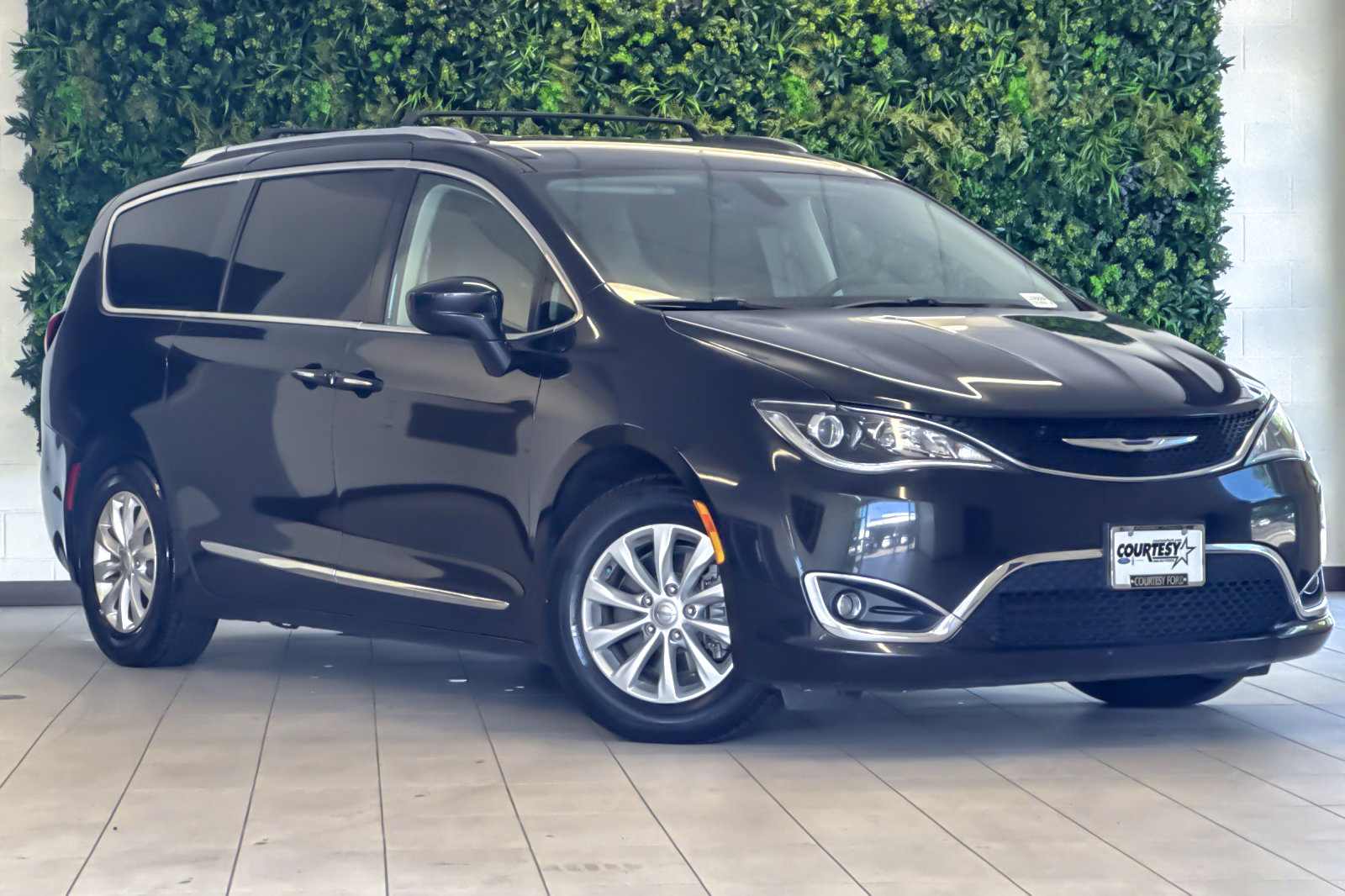 Used 2018 Chrysler Pacifica Touring-L FWD image 2