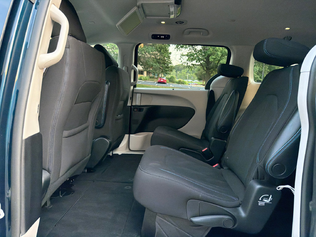 Used 2021 Chrysler Pacifica Touring FWD image 19