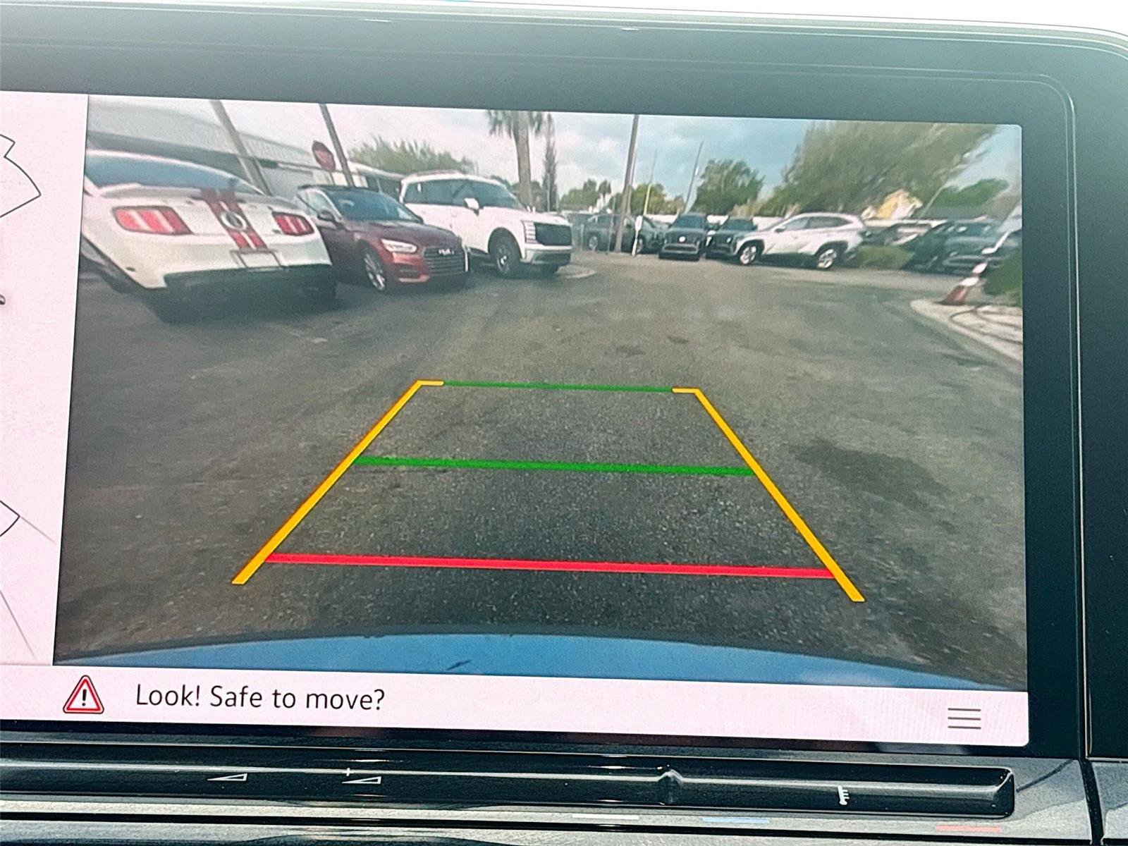 Used 2025 Volkswagen Atlas SE image 13