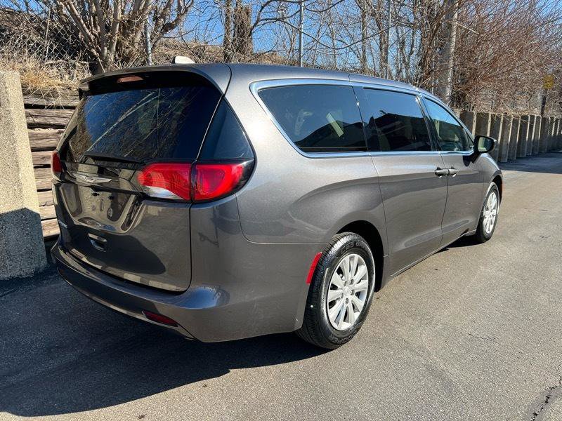 Used 2020 Chrysler Voyager L FWD image 11