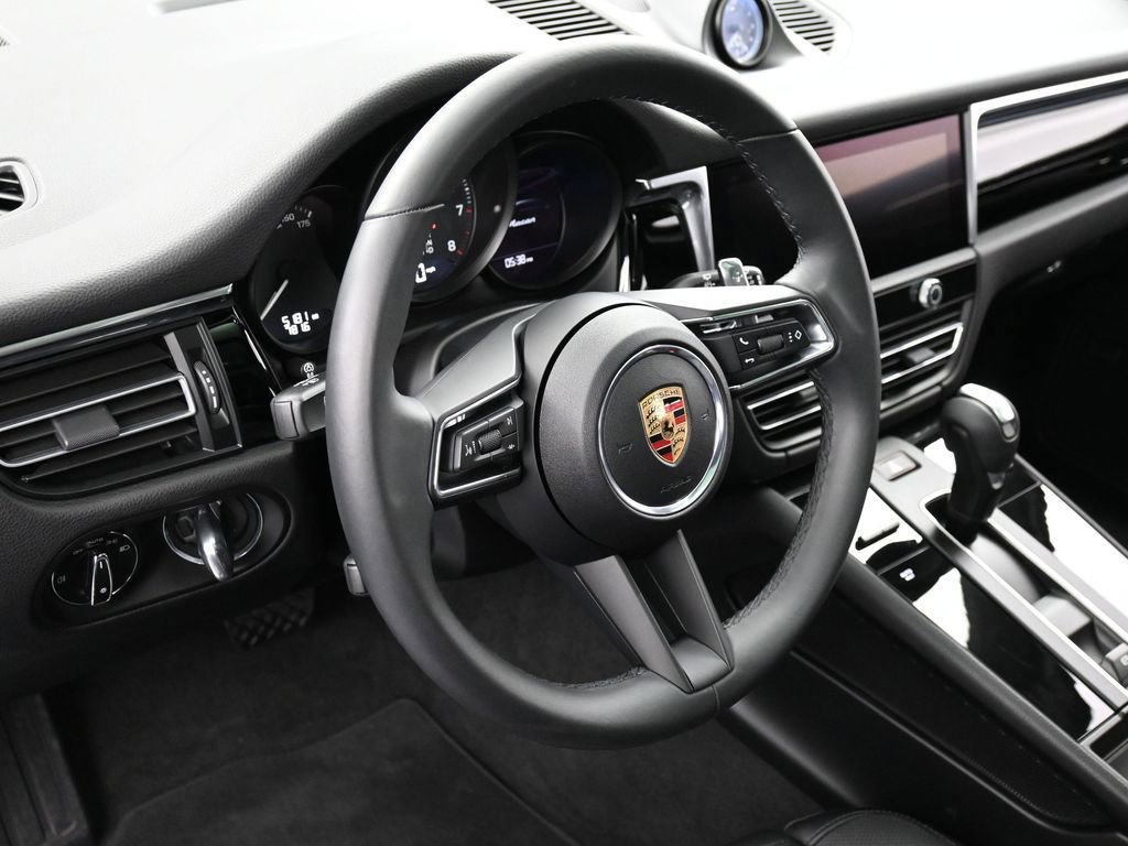 Certified 2025 Porsche Macan image 17
