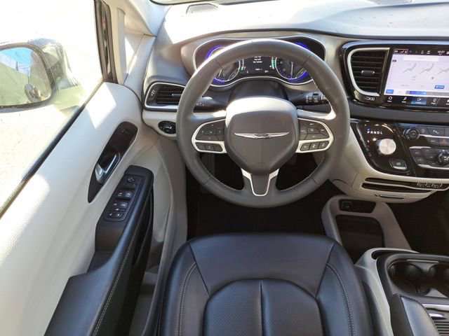 Used 2024 Chrysler Pacifica Touring-L image 11