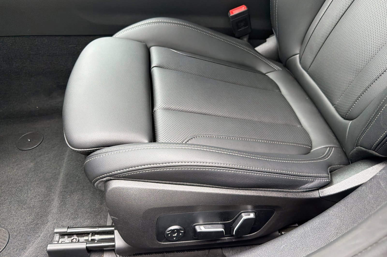 Used 2026 BMW 330i Sedan w/ M Sport Package image 14